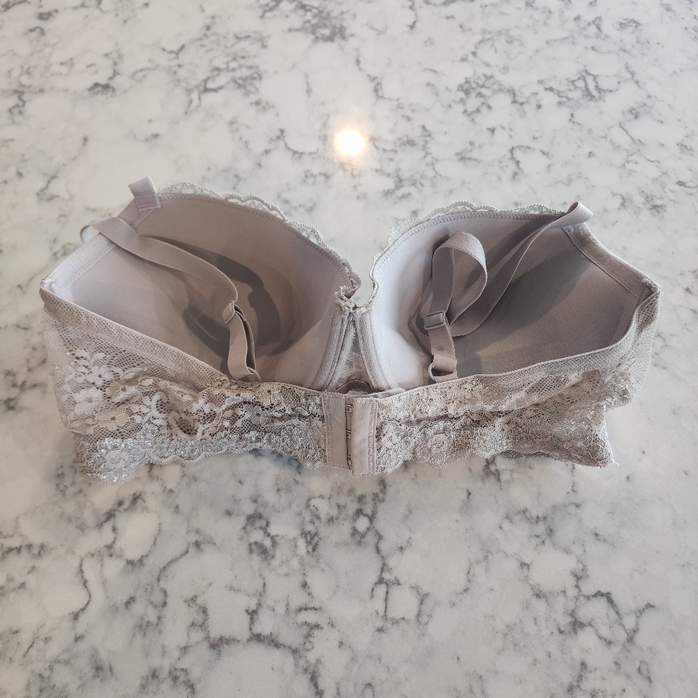 Gilligan & O'Malley silver lace bra, light padding - 38D - Picture 2 of 3